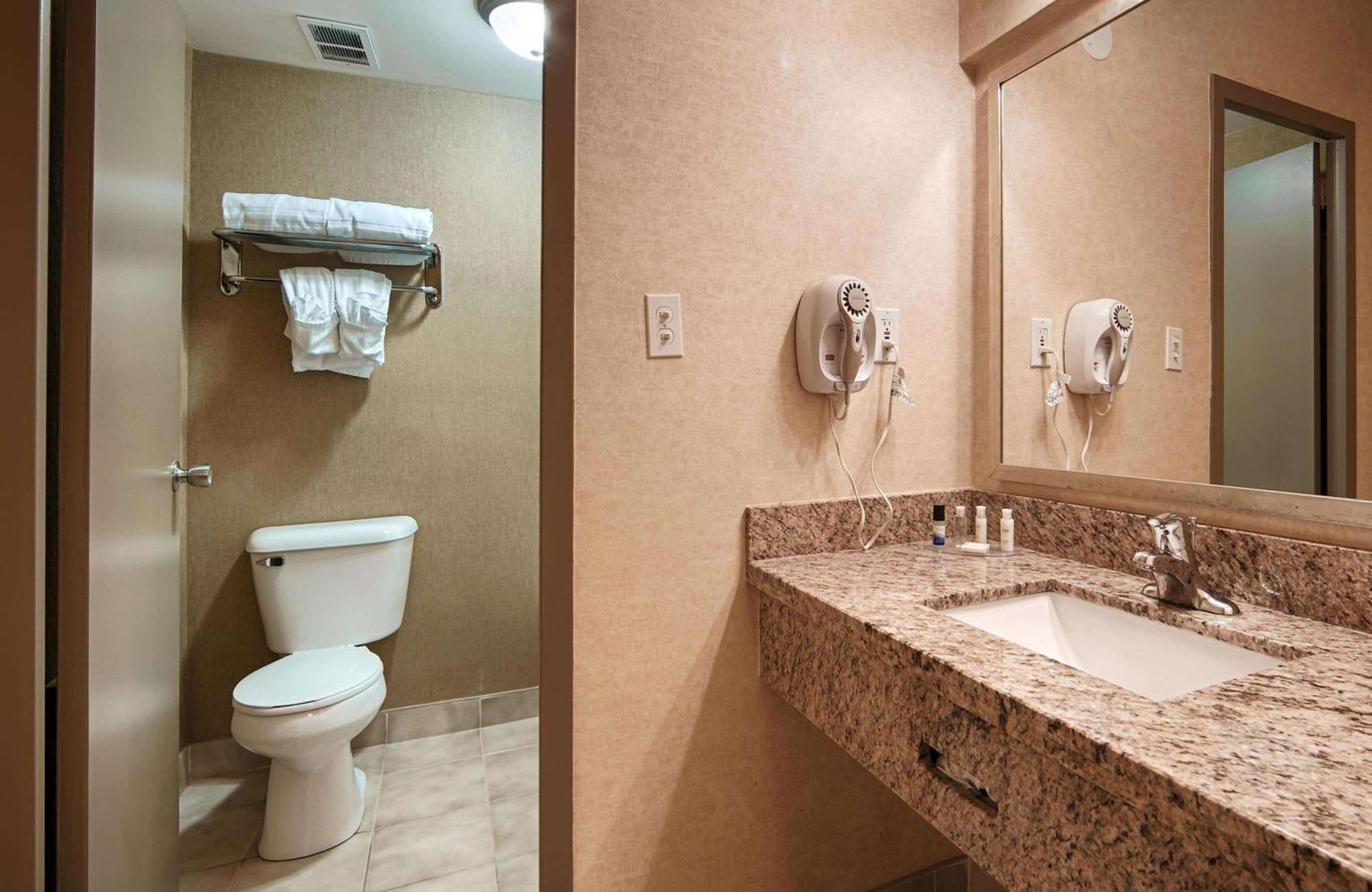 Best Western Plus Durham Hotel & Conference Centre Oshawa Exteriör bild